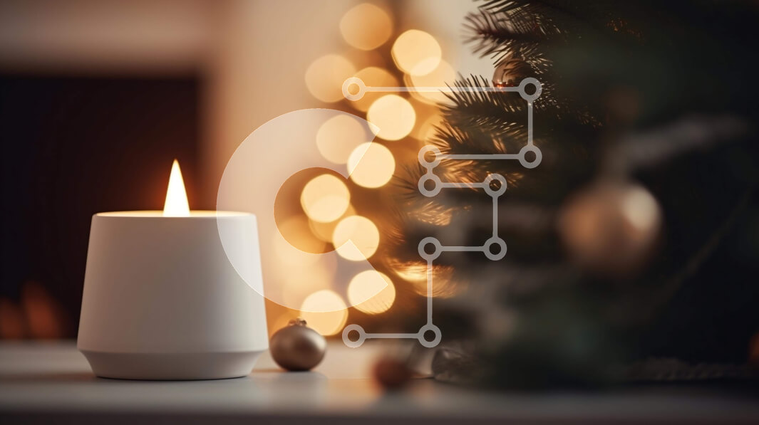 Intra Συλλεκτικό Ξύλινο Παζλ Plywood  4mm - Λευκό κερί αναμμένο μπροστά από το διακοσμημένο χριστουγεννιάτικο δέντρο Σε Ξύλινο Κουτί - Διαστάσεις: 10x10 cm – 25 κομμάτια