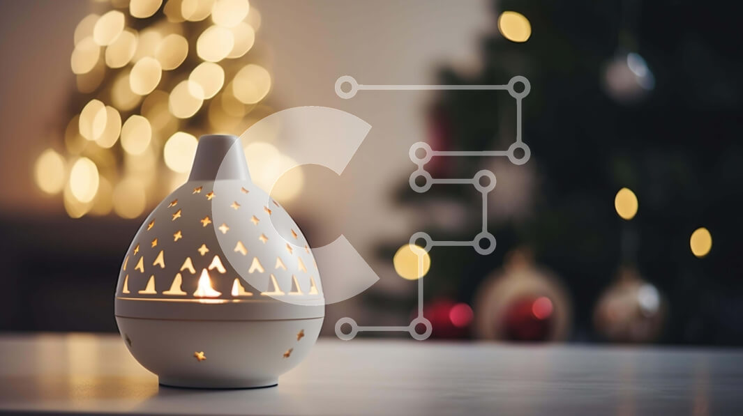 Intra Συλλεκτικό Ξύλινο Παζλ Plywood  4mm - Λευκό κερί μπροστά από το χριστουγεννιάτικο δέντρο με τις νιφάδες χιονιού Σε Ξύλινο Κουτί - Διαστάσεις: 10x10 cm – 25 κομμάτια