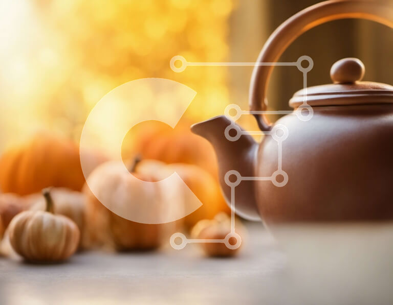 Σετ των 2 Intra Συλλεκτικό Ξύλινο Παζλ Plywood  4mm - Καφέ τσαγιέρα με κολοκύθες στο τραπέζι Σε Ξύλινο Κουτί - Διαστάσεις: 10x10 cm – 25 κομμάτια