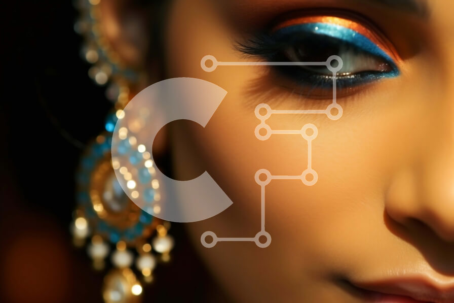 Intra Συλλεκτικό Ξύλινο Παζλ Plywood  4mm - Εκπληκτική κινηματογράφηση σε πρώτο πλάνο γυναικείου προσώπου με φωτεινή μπλε σκιά ματιών και χρυσά κοσμήματα Σε Ξύλινο Κουτί - Διαστάσεις Puzzle: 10x10 cm – 25 κομμάτια