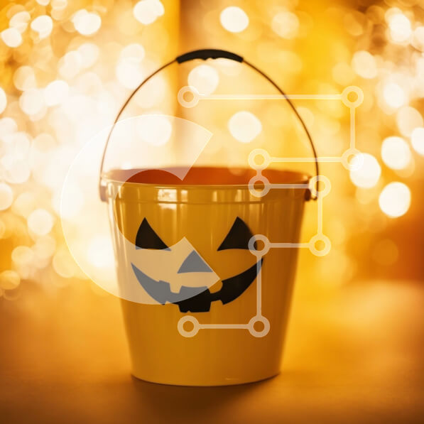 Intra Συλλεκτικό Ξύλινο Παζλ Plywood  4mm - Κίτρινος κάδος αποκριών με πρόσωπο κολοκύθας σε φόντο φώτα Bokeh Σε Ξύλινο Κουτί - Διαστάσεις Puzzle: 10x10 cm – 25 κομμάτια