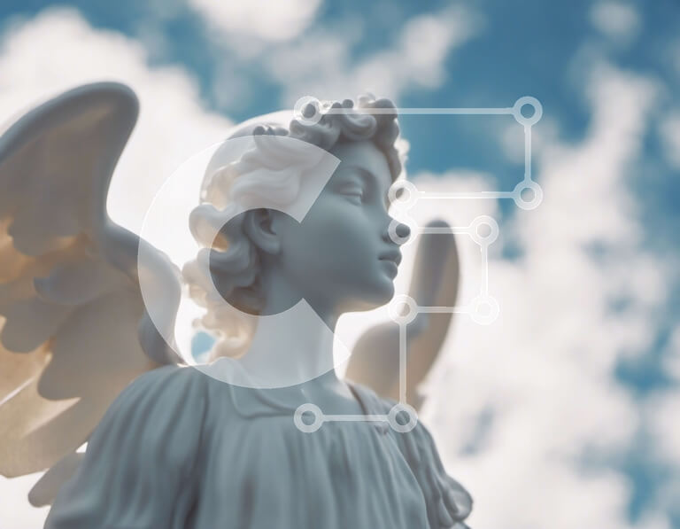 Intra Συλλεκτικό Ξύλινο Παζλ Plywood  4mm - Κομψό άγαλμα αγγέλου ενάντια σε έναν μπλε ουρανό Σε Ξύλινο Κουτί - Διαστάσεις Puzzle: 10x10 cm – 25 κομμάτια