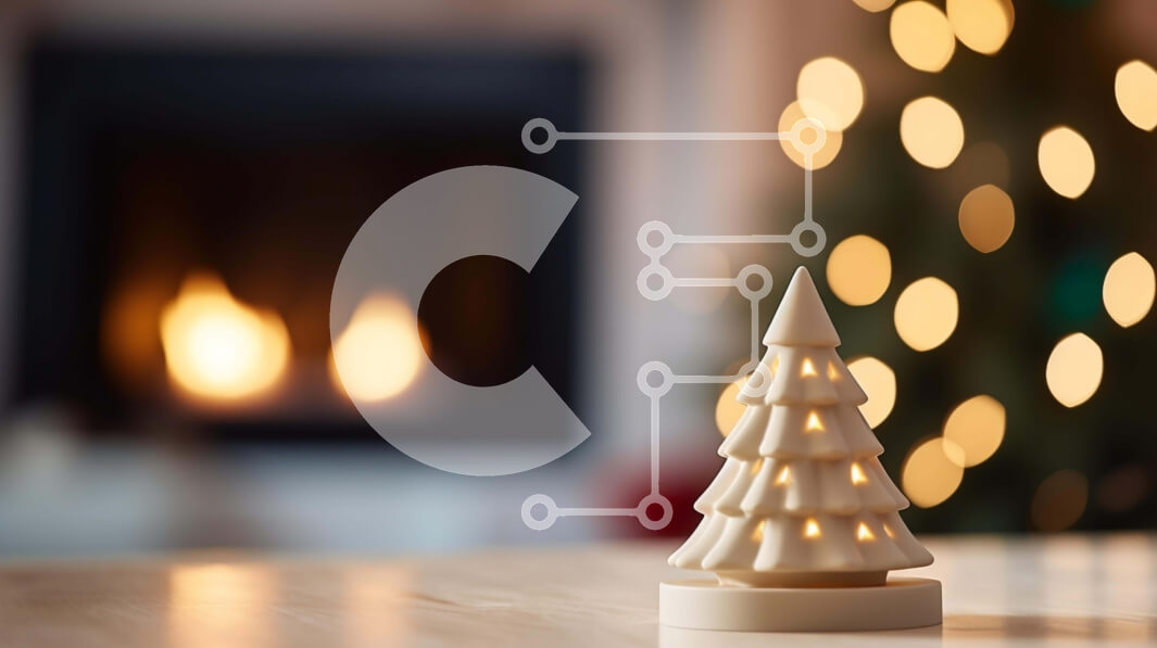 Intra Συλλεκτικό Ξύλινο Παζλ Plywood  4mm - Λευκό χριστουγεννιάτικο δέντρο στο τραπέζι μπροστά από το τζάκι Σε Ξύλινο Κουτί - Διαστάσεις: 10x10 cm – 25 κομμάτια