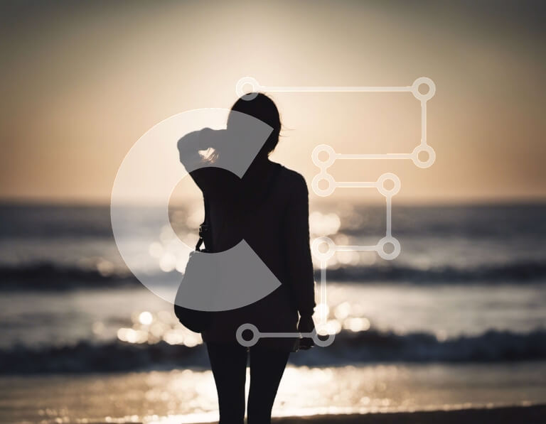 Intra Συλλεκτικό Ξύλινο Παζλ Plywood  4mm - Γυναίκα που στέκεται στην παραλία στο ηλιοβασίλεμα με πορτοκαλί λάμψη Σε Ξύλινο Κουτί - Διαστάσεις: 10x10 cm – 25 κομμάτια