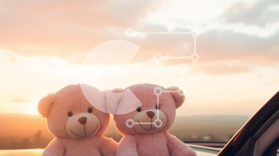 Intra Συλλεκτικό Ξύλινο Παζλ Plywood  4mm - Δύο ροζ αρκουδάκια στο ταμπλό αυτοκινήτου στο ηλιοβασίλεμα Σε Ξύλινο Κουτί - Διαστάσεις Puzzle: 10x10 cm – 25 κομμάτια