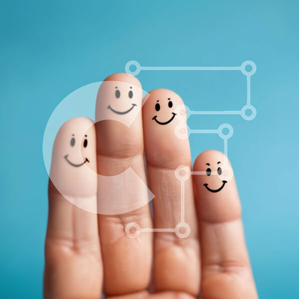 Intra Συλλεκτικό Ξύλινο Παζλ Plywood  4mm - Άτομο που κρατά χαμογελαστά πρόσωπα στα δάχτυλα Σε Ξύλινο Κουτί - Διαστάσεις Puzzle: 10x10 cm – 25 κομμάτια