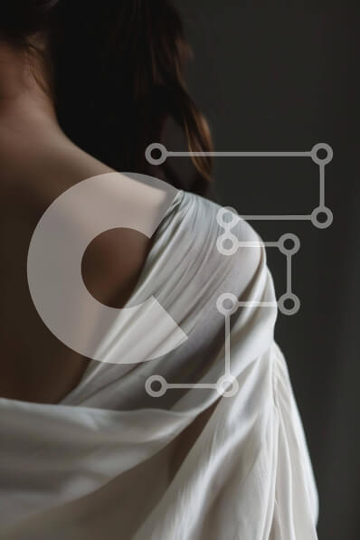 Intra Συλλεκτικό Ξύλινο Παζλ Plywood  4mm - Κομψή γυναίκα με λευκό φόρεμα που βλέπει μακριά από την κάμερα Σε Ξύλινο Κουτί - Διαστάσεις Puzzle: 10x10 cm – 25 κομμάτια