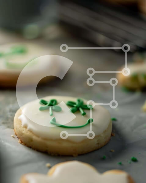 Intra Συλλεκτικό Ξύλινο Παζλ Plywood  4mm - Μπισκότα Smiley Face και Shamrock για την Ημέρα του Αγίου Πατρικίου Σε Ξύλινο Κουτί - Διαστάσεις: 10x10 cm – 25 κομμάτια