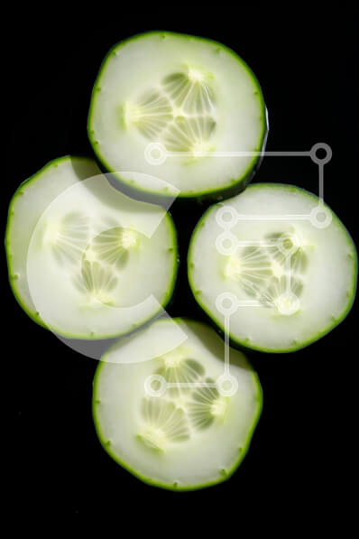 Σετ των 2 Intra Συλλεκτικό Ξύλινο Παζλ Plywood  4mm - Φρέσκες φέτες αγγουριού σε μαύρο φόντο Σε Ξύλινο Κουτί - Διαστάσεις: 10x10 cm – 25 κομμάτια