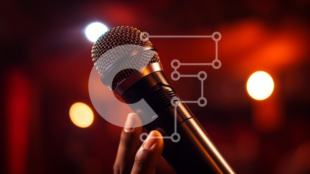 Intra Συλλεκτικό Ξύλινο Παζλ Plywood  4mm - Πρόσωπο που κρατά ανοιχτό μικρόφωνο στη φωτεινή σκηνή Σε Ξύλινο Κουτί - Διαστάσεις Puzzle: 10x10 cm – 25 κομμάτια