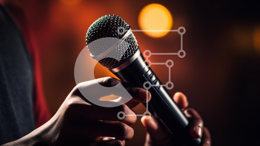 Intra Συλλεκτικό Ξύλινο Παζλ Plywood  4mm - Άτομο που κρατά ένα μικρόφωνο με τα γύρω φώτα Σε Ξύλινο Κουτί - Διαστάσεις Puzzle: 10x10 cm – 25 κομμάτια