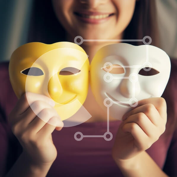 Intra Συλλεκτικό Ξύλινο Παζλ Plywood  4mm - Γυναίκα που κρατά λευκές και κίτρινες μάσκες χαμογελαστού προσώπου Σε Ξύλινο Κουτί - Διαστάσεις Puzzle: 10x10 cm – 25 κομμάτια