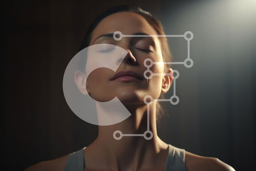 Intra Συλλεκτικό Ξύλινο Παζλ Plywood  4mm - Γαλήνια γυναίκα σε διαλογισμό με απαλό φωτισμό Σε Ξύλινο Κουτί - Διαστάσεις Puzzle: 10x10 cm – 25 κομμάτια