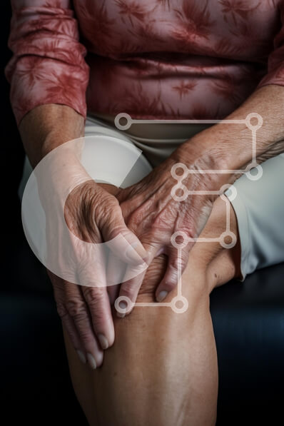 Intra Συλλεκτικό Ξύλινο Παζλ Plywood  4mm - Κοντινό πλάνο των ηλικιωμένων χεριών στο γόνατο Σε Ξύλινο Κουτί - Διαστάσεις Puzzle: 10x10 cm – 25 κομμάτια