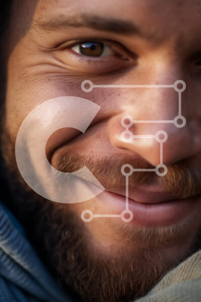 Intra Συλλεκτικό Ξύλινο Παζλ Plywood  4mm - Κοντινό πλάνο Πορτρέτο ενός χαμογελαστού άνδρα Σε Ξύλινο Κουτί - Διαστάσεις Puzzle: 10x10 cm – 25 κομμάτια