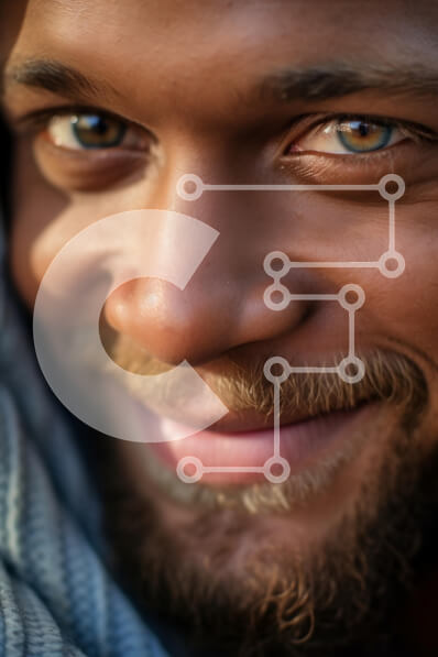 Intra Συλλεκτικό Ξύλινο Παζλ Plywood  4mm - Πορτρέτο ενός χαμογελαστού άνδρα από κοντά Σε Ξύλινο Κουτί - Διαστάσεις Puzzle: 10x10 cm – 25 κομμάτια