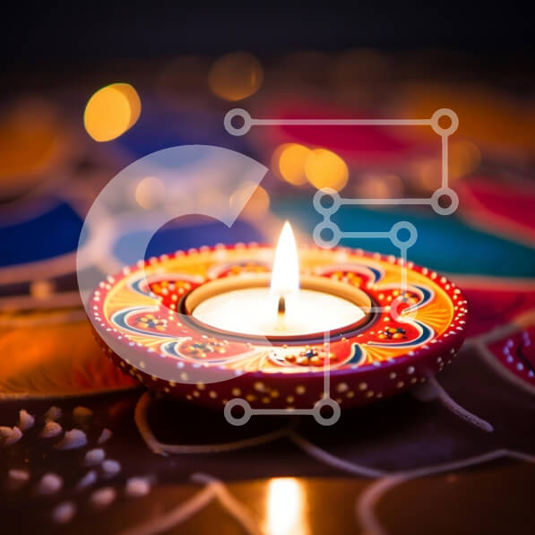 Intra Συλλεκτικό Ξύλινο Παζλ Plywood  4mm - Πολύχρωμο αναμμένο κερί σε περίτεχνο τραπέζι Σε Ξύλινο Κουτί - Διαστάσεις Puzzle: 10x10 cm – 25 κομμάτια