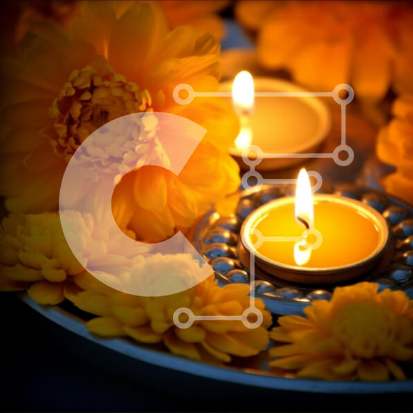 Intra Συλλεκτικό Ξύλινο Παζλ Plywood  4mm - Τελετή υπό το φως των κεριών με κίτρινα λουλούδια σε ασημένιο δίσκο Σε Ξύλινο Κουτί - Διαστάσεις Puzzle: 10x10 cm – 25 κομμάτια