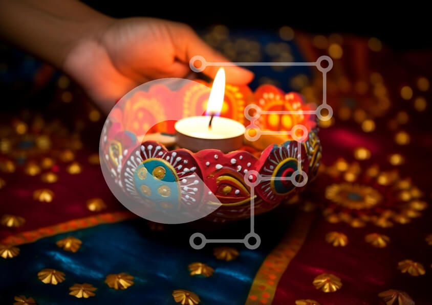 Intra Συλλεκτικό Ξύλινο Παζλ Plywood  4mm - Χέρι που κρατά το κερί γεμάτο με θυμίαμα σε περίτεχνο μπολ Σε Ξύλινο Κουτί - Διαστάσεις Puzzle: 10x10 cm – 25 κομμάτια