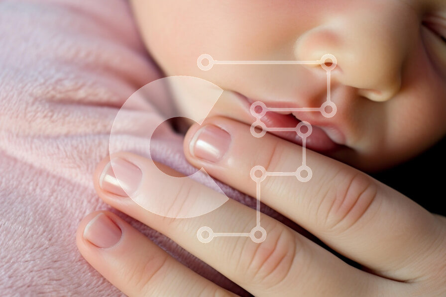 Intra Συλλεκτικό Ξύλινο Παζλ Plywood  4mm - Κοντινό πλάνο του χεριού του μωρού τυλιγμένο σε ροζ ύφασμα Σε Ξύλινο Κουτί - Διαστάσεις Puzzle: 10x10 cm – 25 κομμάτια