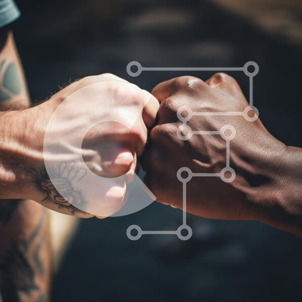 Intra Συλλεκτικό Ξύλινο Παζλ Plywood  4mm - Χέρια που χτυπούν γροθιά συμβολίζοντας τη φιλία και την ενότητα Σε Ξύλινο Κουτί - Διαστάσεις Puzzle: 10x10 cm – 25 κομμάτια