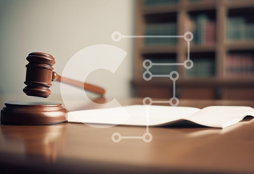 Intra Συλλεκτικό Ξύλινο Παζλ Plywood  4mm - Gavel και νομικό βιβλίο σε μια αίθουσα δικαστηρίου Σε Ξύλινο Κουτί - Διαστάσεις Puzzle: 10x10 cm – 25 κομμάτια