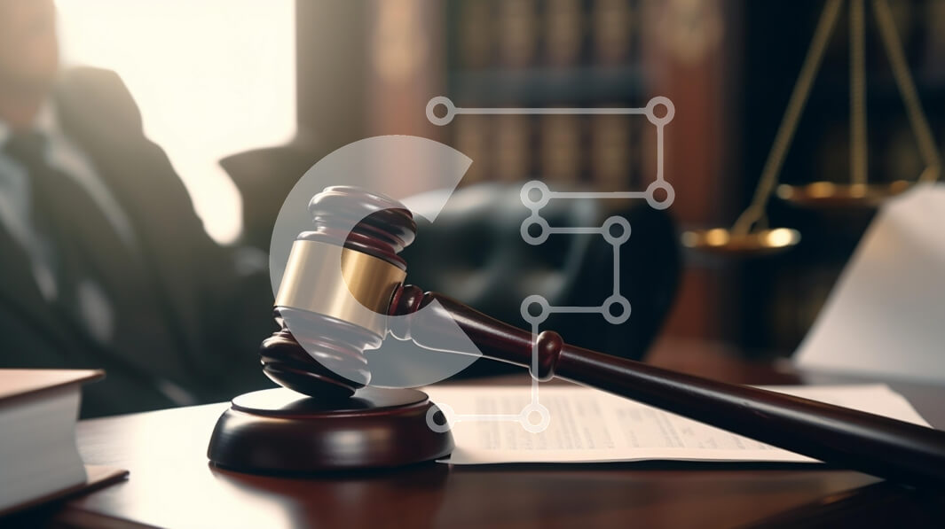 Intra Συλλεκτικό Ξύλινο Παζλ Plywood  4mm - Gavel σε ένα ξύλινο γραφείο σε ένα νομικό περιβάλλον Σε Ξύλινο Κουτί - Διαστάσεις Puzzle: 10x10 cm – 25 κομμάτια