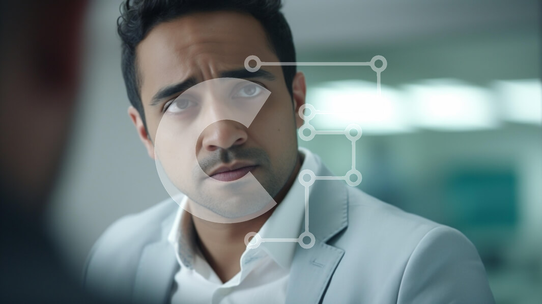 Intra Συλλεκτικό Ξύλινο Παζλ Plywood  4mm - Νεαρός άνδρας με γκρι κοστούμι με έντονη έκφραση Σε Ξύλινο Κουτί - Διαστάσεις Puzzle: 10x10 cm – 25 κομμάτια