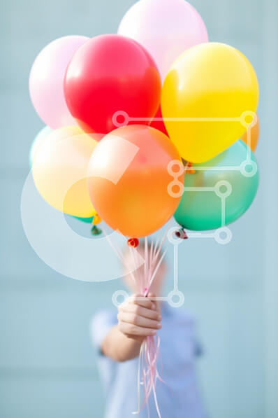 Intra Συλλεκτικό Ξύλινο Παζλ Plywood  4mm - Πολύχρωμα μπαλόνια που κρατούνται από ένα άτομο Σε Ξύλινο Κουτί - Διαστάσεις Puzzle: 10x10 cm – 25 κομμάτια