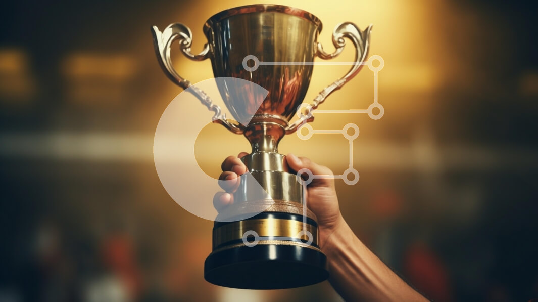 Intra Συλλεκτικό Ξύλινο Παζλ Plywood  4mm - Τρόπαιο που γιορτάζει τη νίκη Σε Ξύλινο Κουτί - Διαστάσεις Puzzle: 10x10 cm – 25 κομμάτια