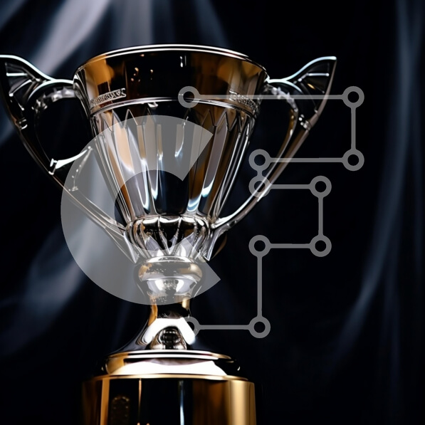 Intra Συλλεκτικό Ξύλινο Παζλ Plywood  4mm - Γυαλιστερό ασημένιο τρόπαιο σε σκούρο φόντο Σε Ξύλινο Κουτί - Διαστάσεις: 10x10 cm – 25 κομμάτια