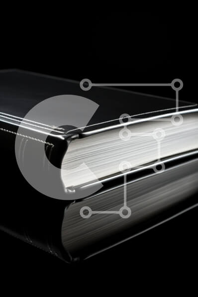 Intra Συλλεκτικό Ξύλινο Παζλ Plywood  4mm - Κλειστό μαύρο δερμάτινο βιβλίο σε ανακλαστική επιφάνεια Σε Ξύλινο Κουτί - Διαστάσεις: 10x10 cm – 25 κομμάτια