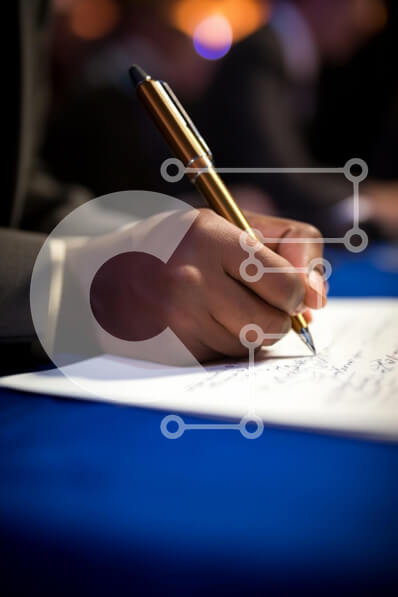 Intra Συλλεκτικό Ξύλινο Παζλ Plywood  4mm - Κοντινό πλάνο γραφής με χρυσό στυλό Σε Ξύλινο Κουτί - Διαστάσεις Puzzle: 10x10 cm – 25 κομμάτια