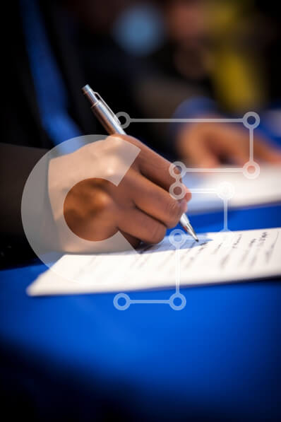 Intra Συλλεκτικό Ξύλινο Παζλ Plywood  4mm - Κοντινό πλάνο ενός χεριού που γράφει με στυλό Σε Ξύλινο Κουτί - Διαστάσεις Puzzle: 10x10 cm – 25 κομμάτια