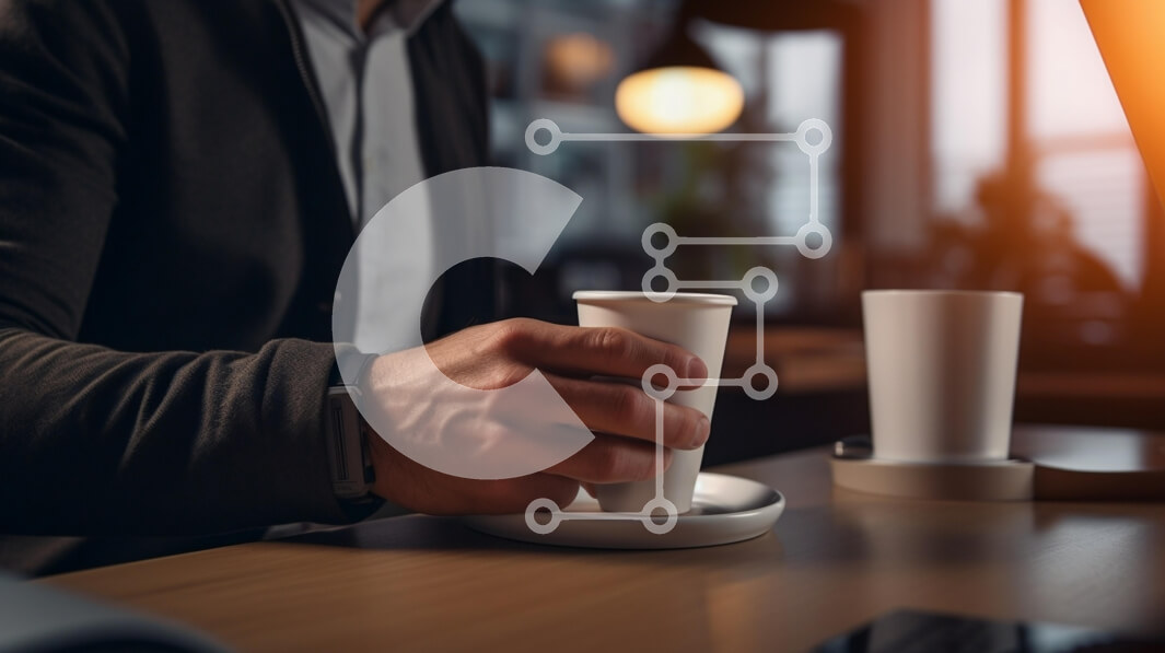 Intra Συλλεκτικό Ξύλινο Παζλ Plywood  4mm - Άτομο που κρατά το φλιτζάνι καφέ σε έναν σύγχρονο χώρο εργασίας Σε Ξύλινο Κουτί - Διαστάσεις Puzzle: 10x10 cm – 25 κομμάτια