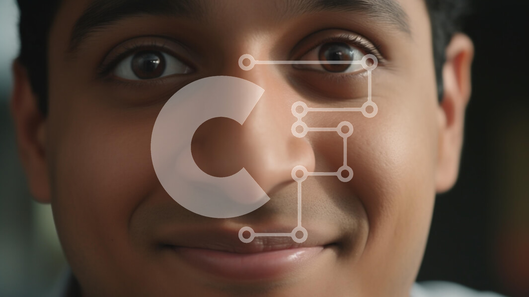 Intra Συλλεκτικό Ξύλινο Παζλ Plywood  4mm - Κοντινό πλάνο πορτρέτο ενός χαμογελαστού νεαρού άνδρα Σε Ξύλινο Κουτί - Διαστάσεις Puzzle: 10x10 cm – 25 κομμάτια