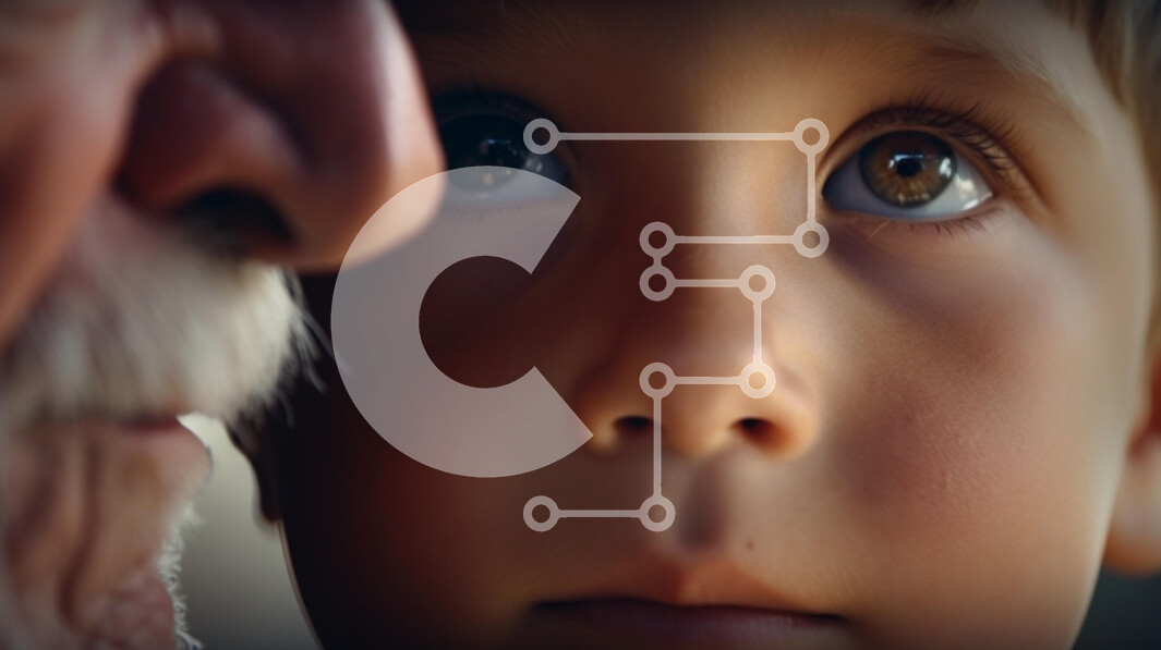 Intra Συλλεκτικό Ξύλινο Παζλ Plywood  4mm - Κοντινό πλάνο του προσώπου ενός παιδιού με ηλικιωμένο άτομο στο παρασκήνιο Σε Ξύλινο Κουτί - Διαστάσεις Puzzle: 10x10 cm – 25 κομμάτια