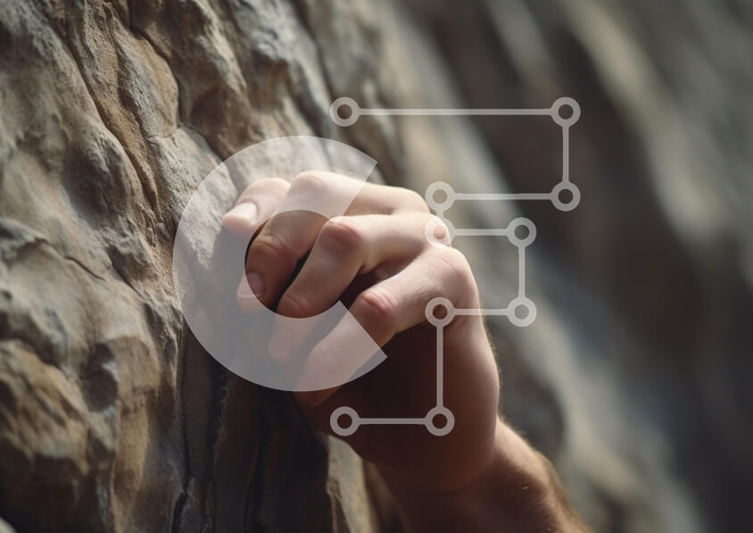 Intra Συλλεκτικό Ξύλινο Παζλ Plywood  4mm - Κοντινό πλάνο του χεριού ενός ορειβάτη που πιάνει μια όψη βράχου Σε Ξύλινο Κουτί - Διαστάσεις Puzzle: 10x10 cm – 25 κομμάτια