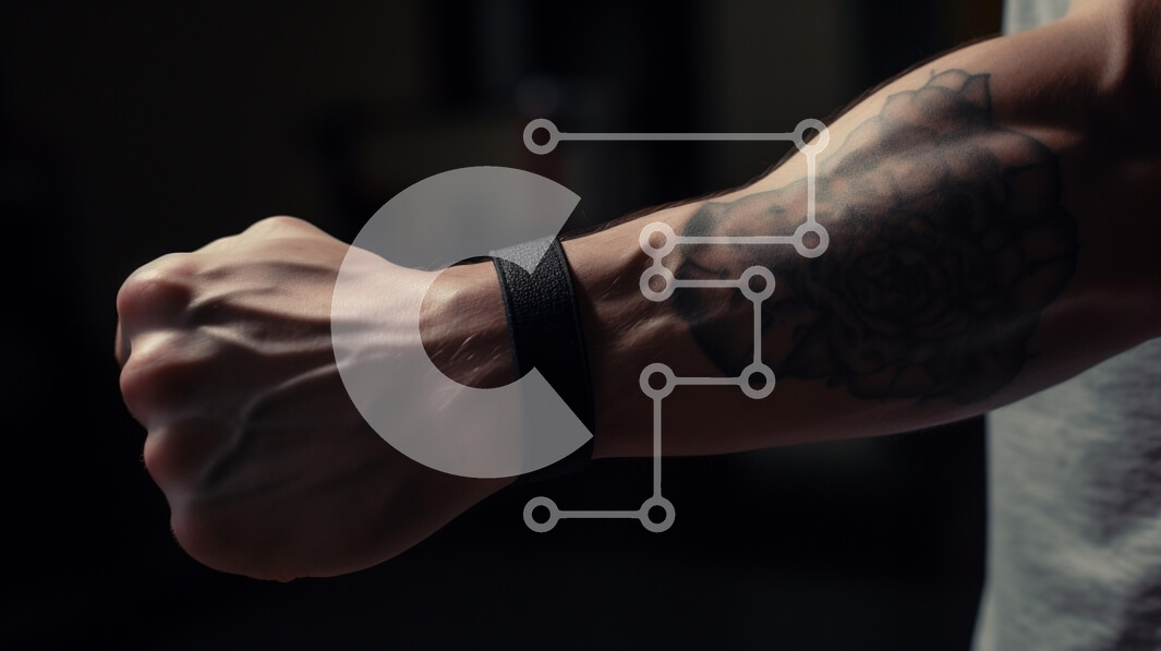 Intra Συλλεκτικό Ξύλινο Παζλ Plywood  4mm - Κοντινό πλάνο ενός μυώδους αντιβραχίου με τατουάζ και βραχιολάκι Σε Ξύλινο Κουτί - Διαστάσεις Puzzle: 10x10 cm – 25 κομμάτια