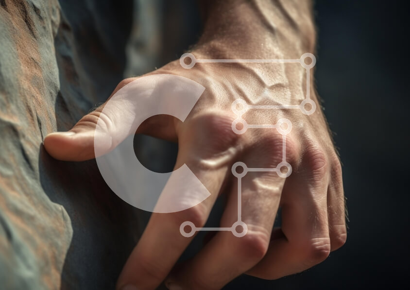 Intra Συλλεκτικό Ξύλινο Παζλ Plywood  4mm - Κοντινό πλάνο του χεριού ενός ορειβάτη σε μια βραχώδη επιφάνεια Σε Ξύλινο Κουτί - Διαστάσεις Puzzle: 10x10 cm – 25 κομμάτια