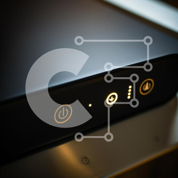 Intra Συλλεκτικό Ξύλινο Παζλ Plywood  4mm - Κοντινό πλάνο ενός σύγχρονου πίνακα ελέγχου ηλεκτρονικής συσκευής Σε Ξύλινο Κουτί - Διαστάσεις Puzzle: 10x10 cm – 25 κομμάτια