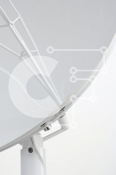 Intra Συλλεκτικό Ξύλινο Παζλ Plywood  4mm - Κοντινό πλάνο ενός λευκού δορυφορικού πιάτου Σε Ξύλινο Κουτί - Διαστάσεις Puzzle: 10x10 cm – 25 κομμάτια