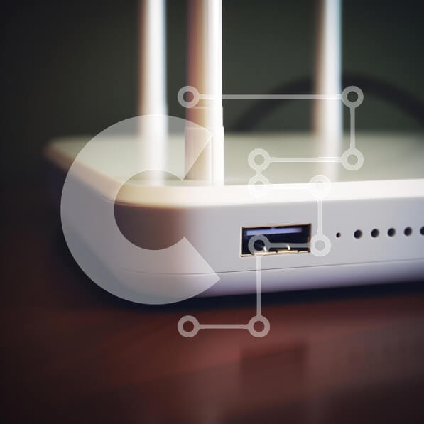 Intra Συλλεκτικό Ξύλινο Παζλ Plywood  4mm - Κοντινό πλάνο ενός σύγχρονου λευκού δρομολογητή Σε Ξύλινο Κουτί - Διαστάσεις Puzzle: 10x10 cm – 25 κομμάτια