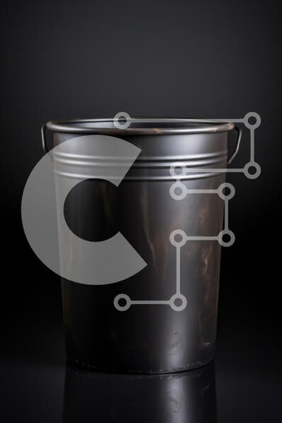 Intra Συλλεκτικό Ξύλινο Παζλ Plywood  4mm - Μαύρος μεταλλικός κάδος σε σκούρο φόντο Σε Ξύλινο Κουτί - Διαστάσεις: 10x10 cm – 25 κομμάτια