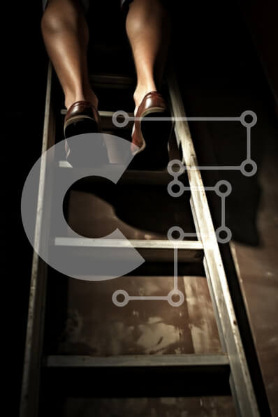 Intra Συλλεκτικό Ξύλινο Παζλ Plywood  4mm - Πόδια σε μια σκάλα σε ημίφως Σε Ξύλινο Κουτί - Διαστάσεις Puzzle: 10x10 cm – 25 κομμάτια