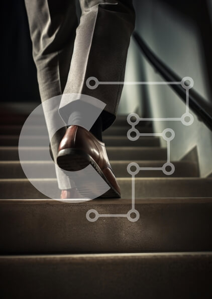 Intra Συλλεκτικό Ξύλινο Παζλ Plywood  4mm - Πρόσωπο που ανεβαίνει τις σκάλες με επαγγελματική ενδυμασία Σε Ξύλινο Κουτί - Διαστάσεις Puzzle: 10x10 cm – 25 κομμάτια