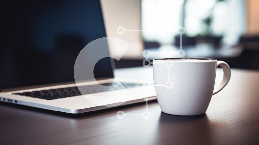 Intra Συλλεκτικό Ξύλινο Παζλ Plywood  4mm - Φορητός υπολογιστής και καφές σε έναν σύγχρονο χώρο εργασίας Σε Ξύλινο Κουτί - Διαστάσεις Puzzle: 10x10 cm – 25 κομμάτια