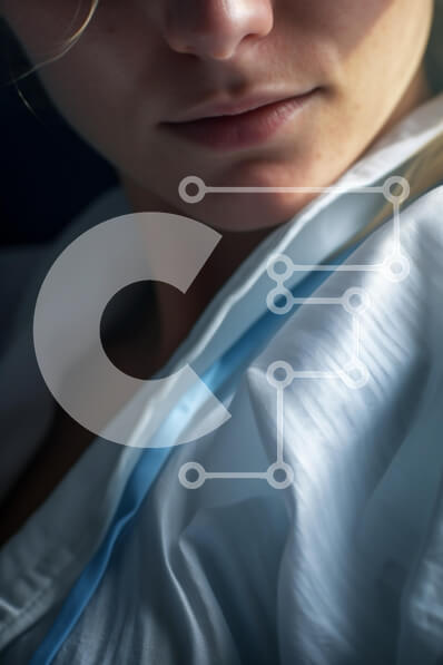 Intra Συλλεκτικό Ξύλινο Παζλ Plywood  4mm - Κοντινό πλάνο του λαιμού ενός ατόμου με ντραπέ ύφασμα Σε Ξύλινο Κουτί - Διαστάσεις Puzzle: 10x10 cm – 25 κομμάτια