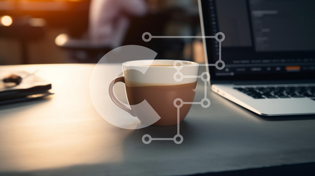 Σετ των 2 Intra Συλλεκτικό Ξύλινο Παζλ Plywood  4mm - Φλιτζάνι καφέ σε ένα γραφείο με φορητό υπολογιστή Σε Ξύλινο Κουτί - Διαστάσεις: 10x10 cm – 25 κομμάτια