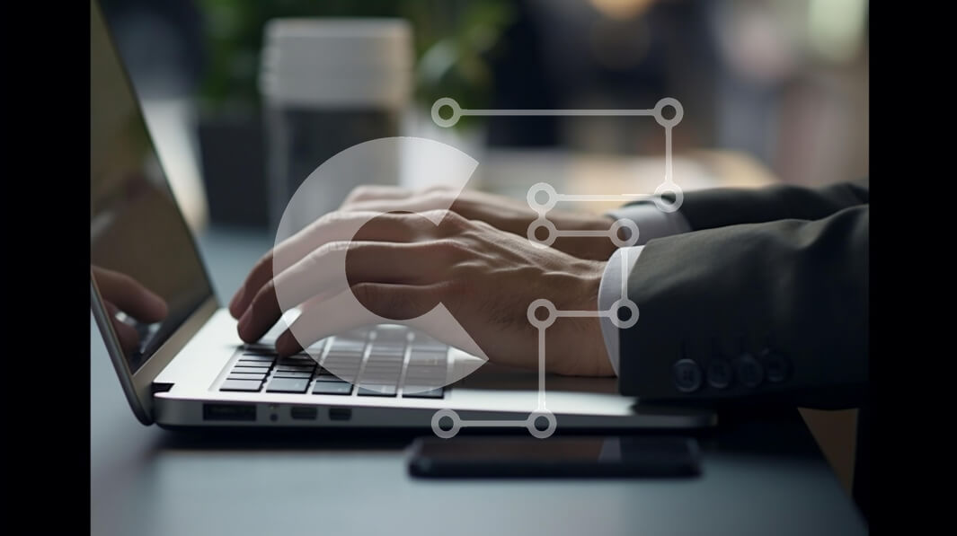 Intra Συλλεκτικό Ξύλινο Παζλ Plywood  4mm - Άτομο που εργάζεται σε ένα φορητό υπολογιστή σε ένα σύγχρονο περιβάλλον γραφείου Σε Ξύλινο Κουτί - Διαστάσεις Puzzle: 10x10 cm – 25 κομμάτια